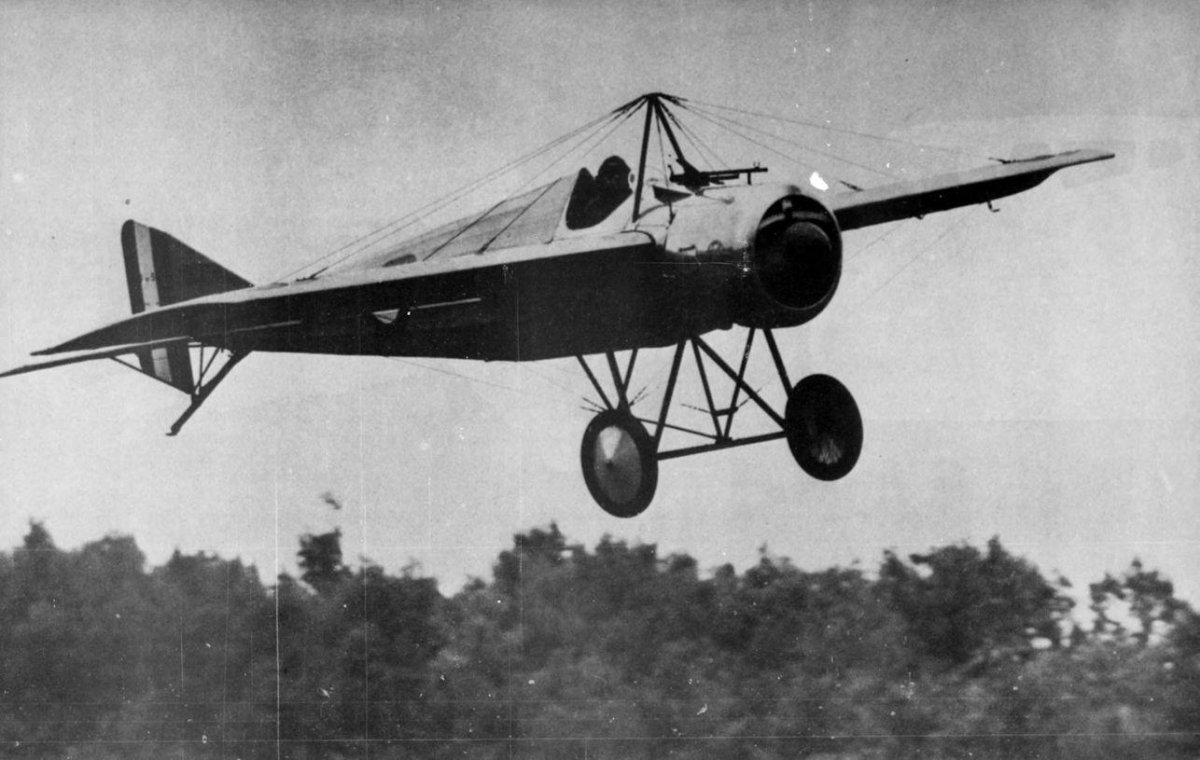 Истребитель самолёт с двигателем на хвосте