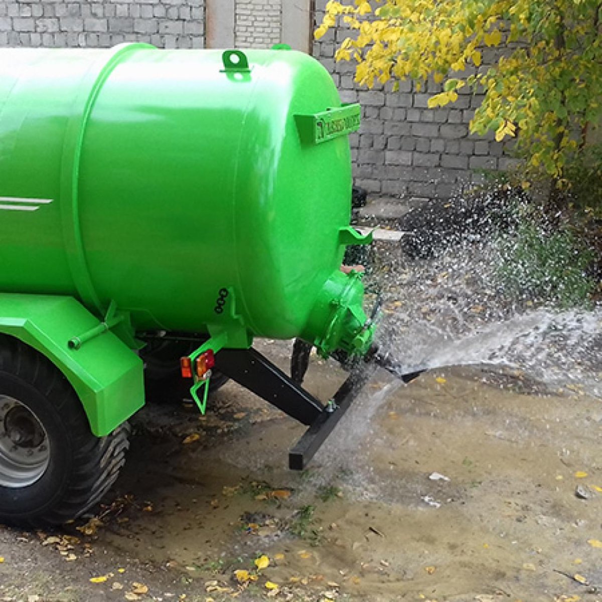 Машина для внесения жидких органических удобрений МЖУ-16