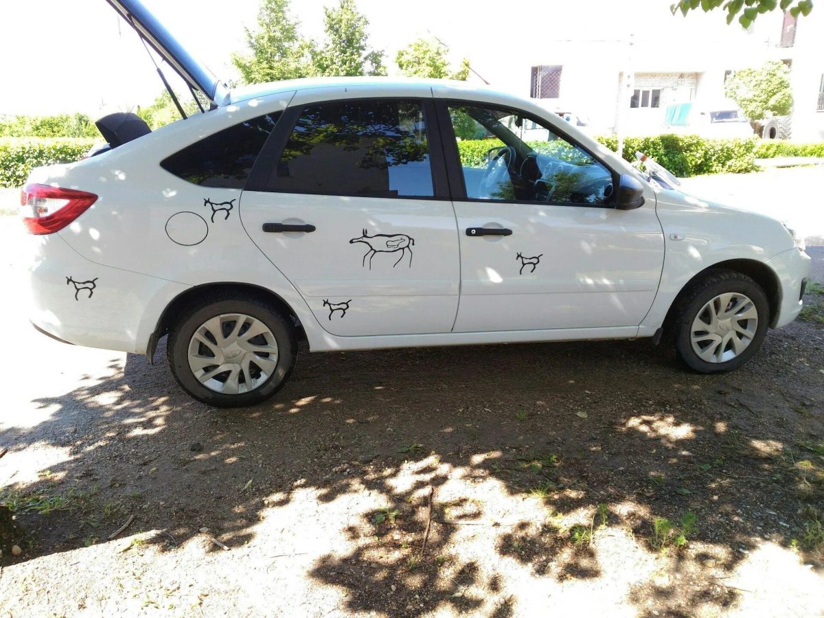Наклейки на гранту лифтбек