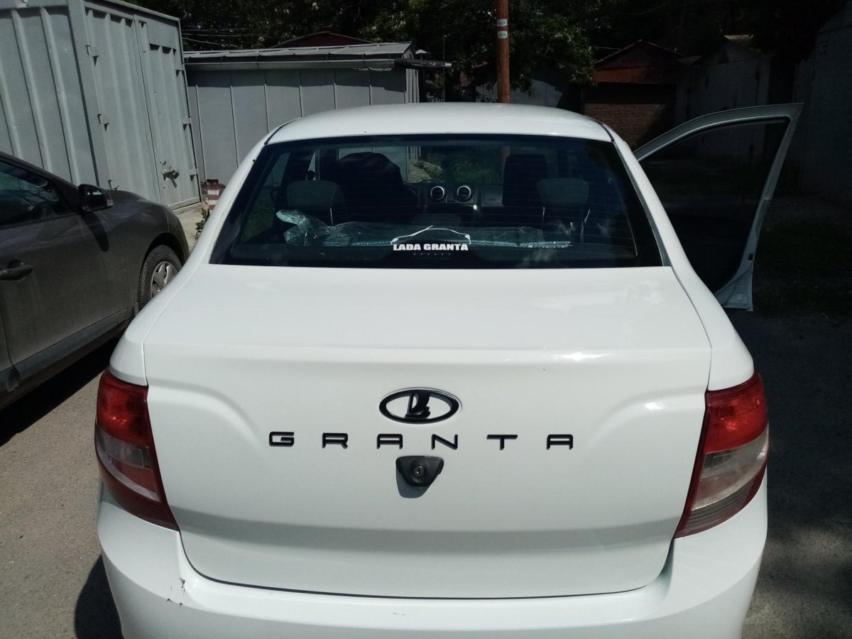 Лада Гранта шильдики на багажнике