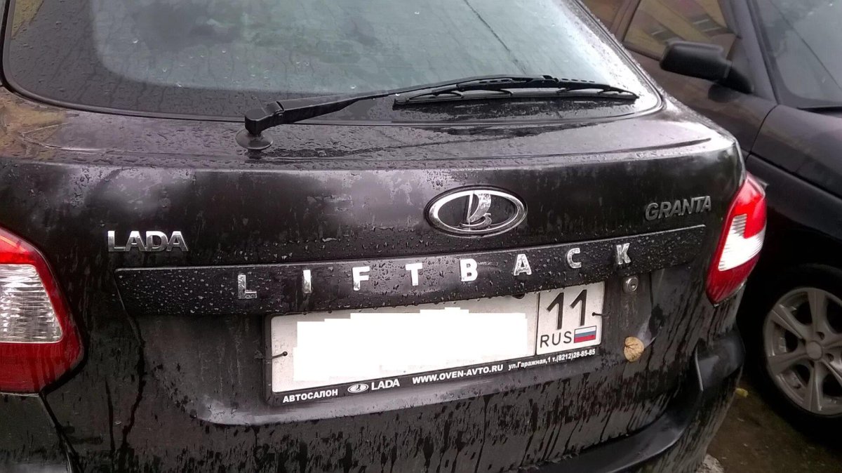Крышка багажника Гранта шильдик