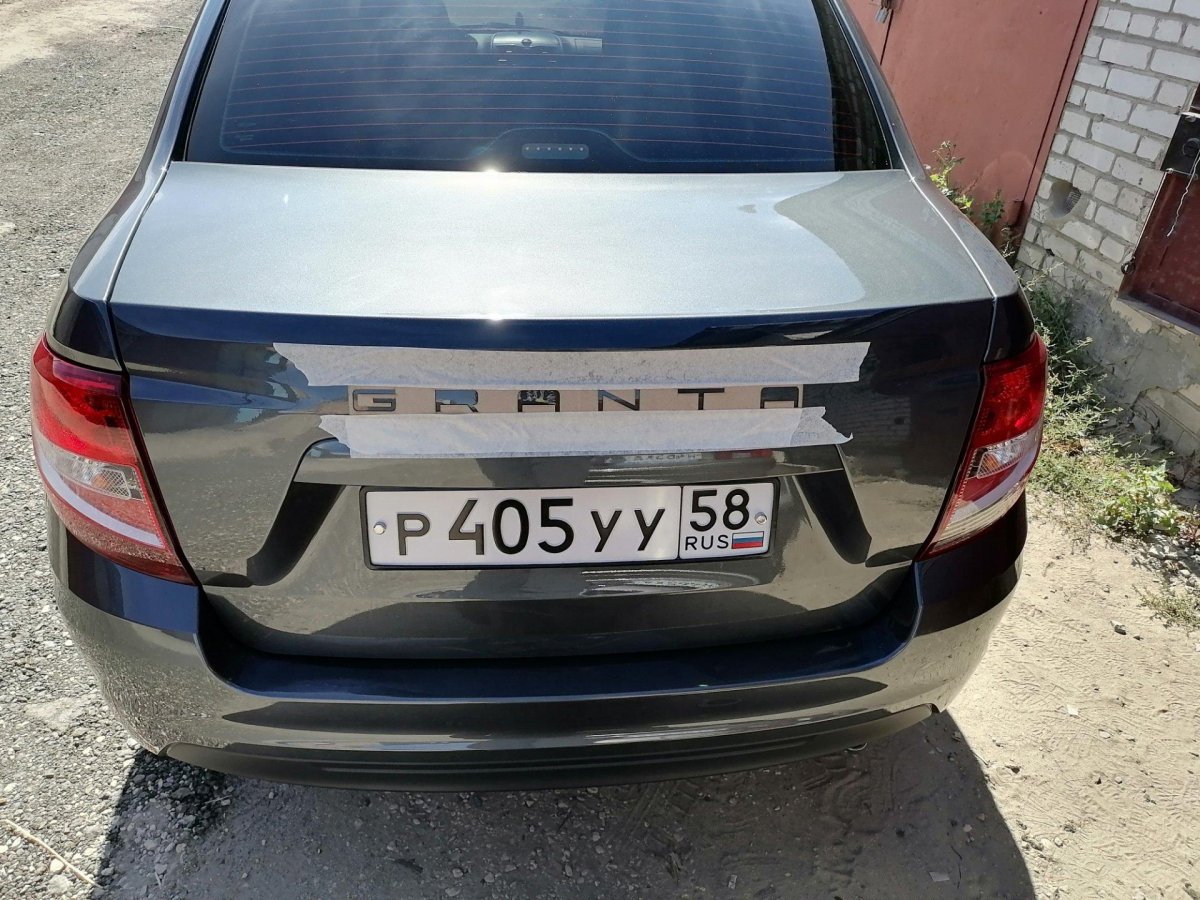 Лада Гранта фл седан сзади черная надпись Лада