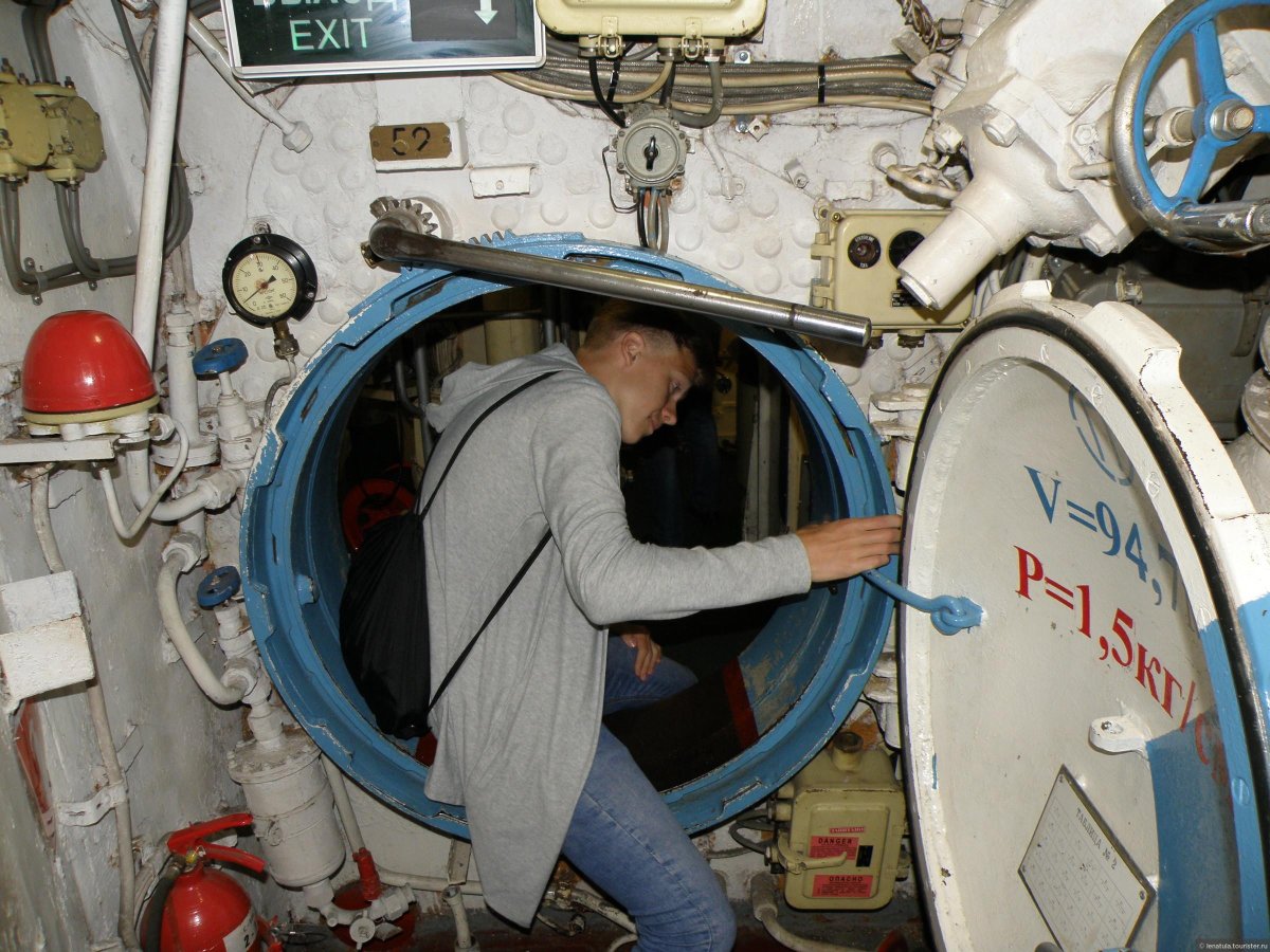Люк отсека подводной лодки