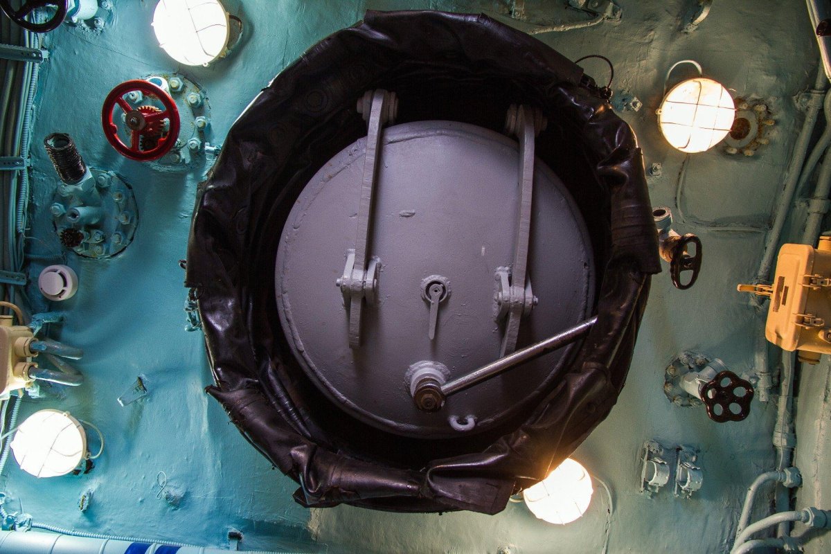 Переборочный люк подводной лодки