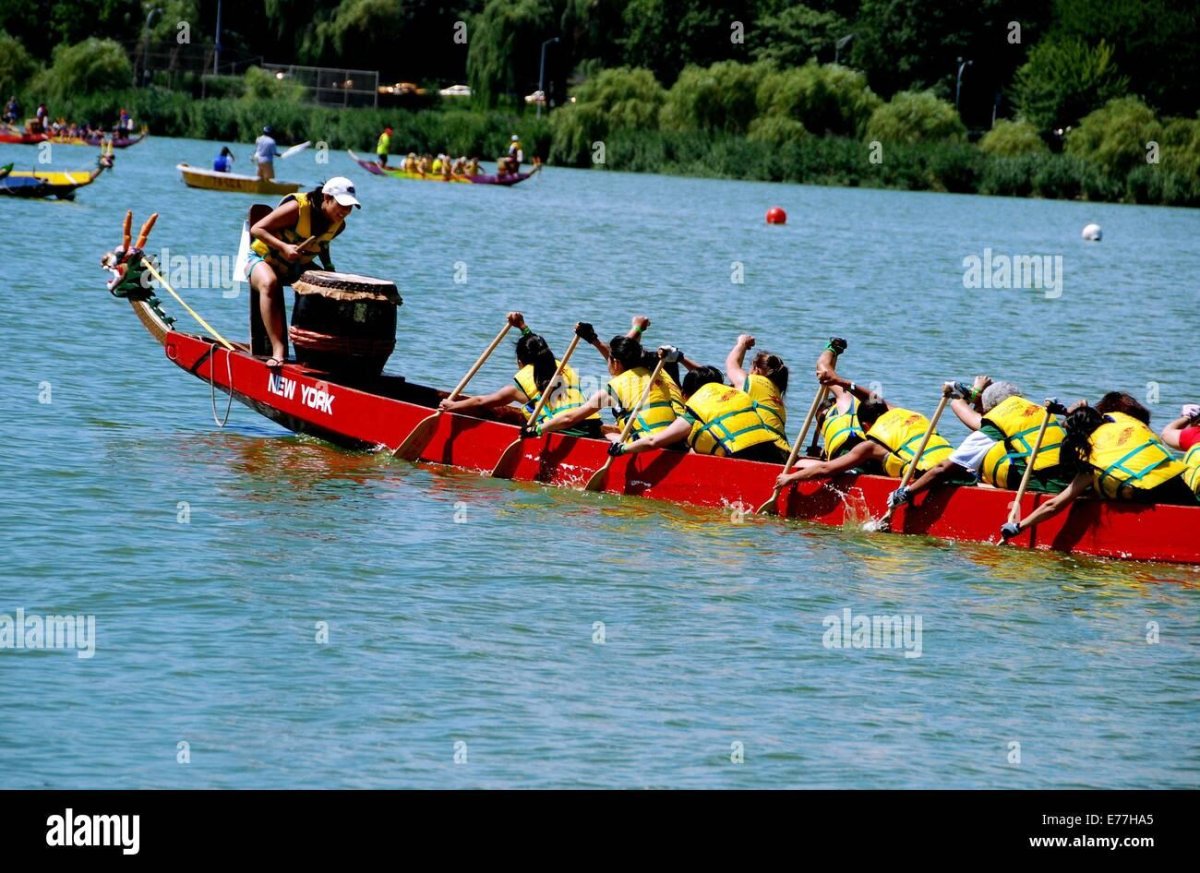 Барабанщик на лодках драконах