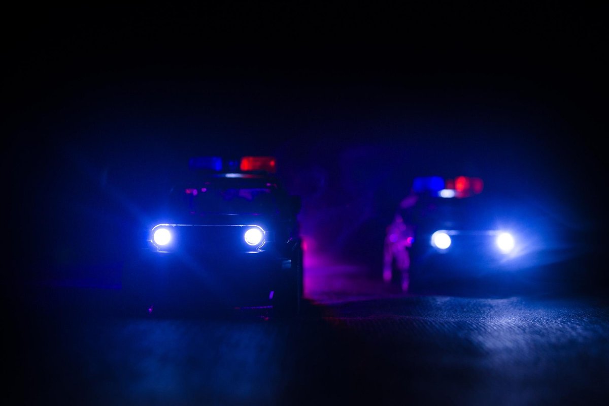Полицейская машина в темноте