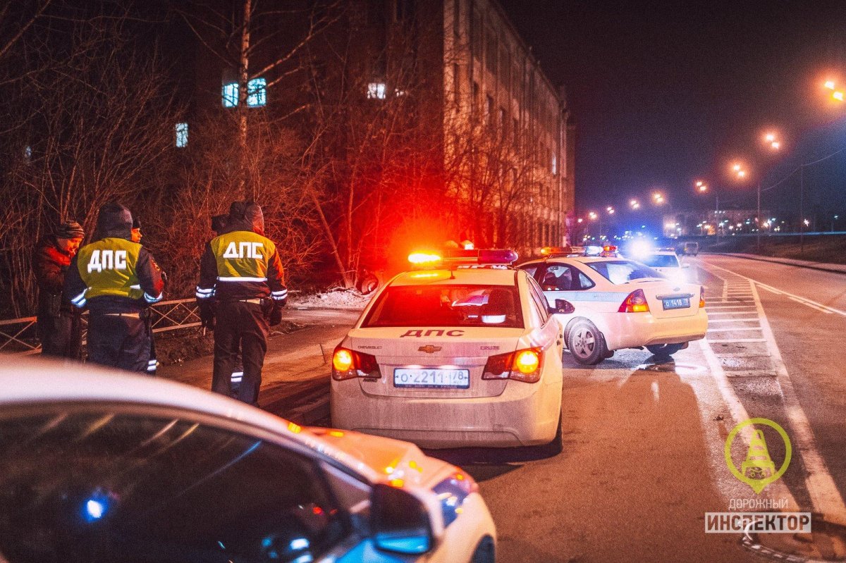 Машина ДПС ночью