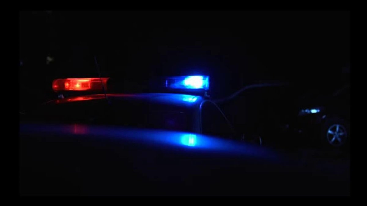 Полицейская машина ночью в городе