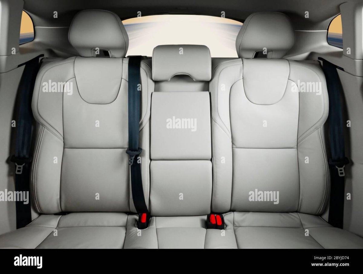 Салон машины спереди