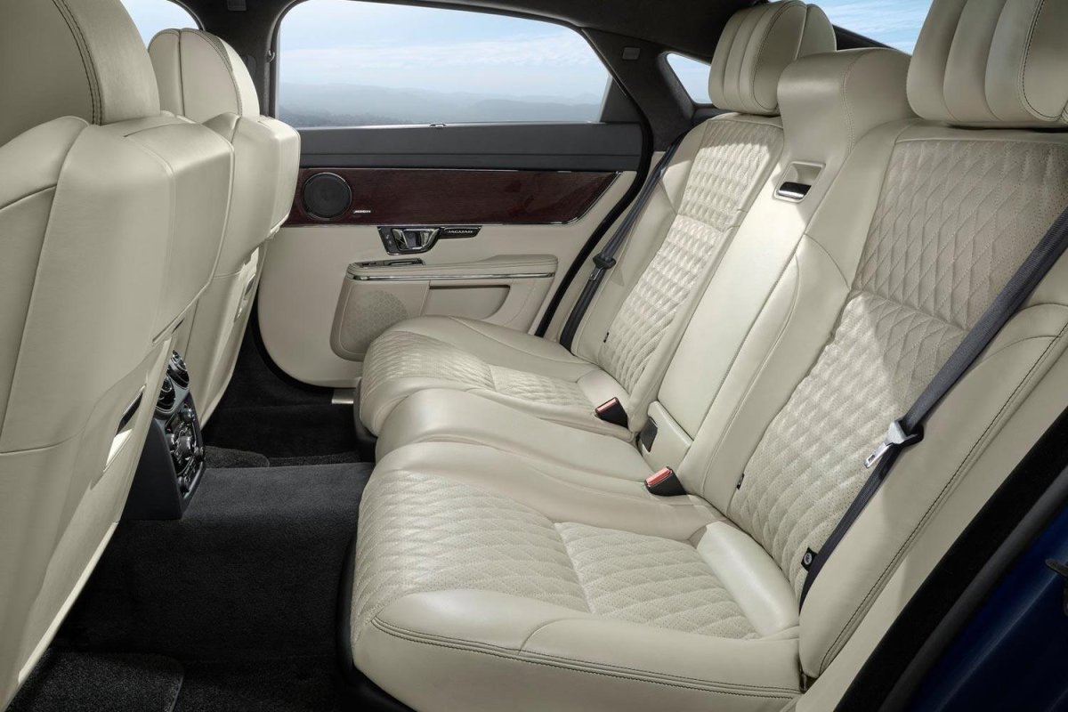 Jaguar XJ салон сзади