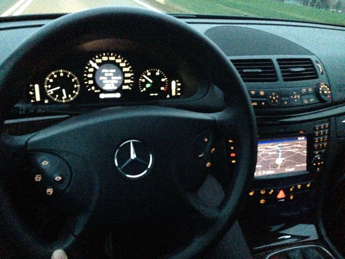 За рулём Мерседеса 211