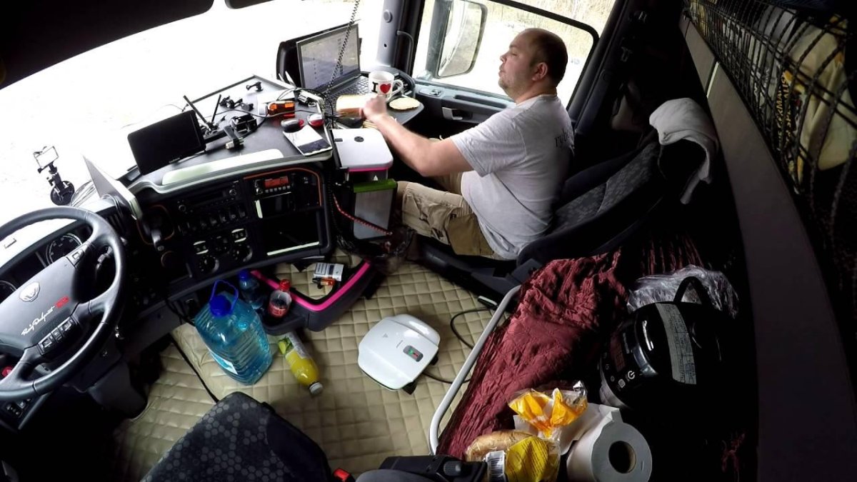 Скания - салон кабины дальнобойщика.