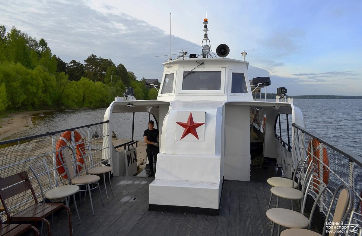 Корабль на реке