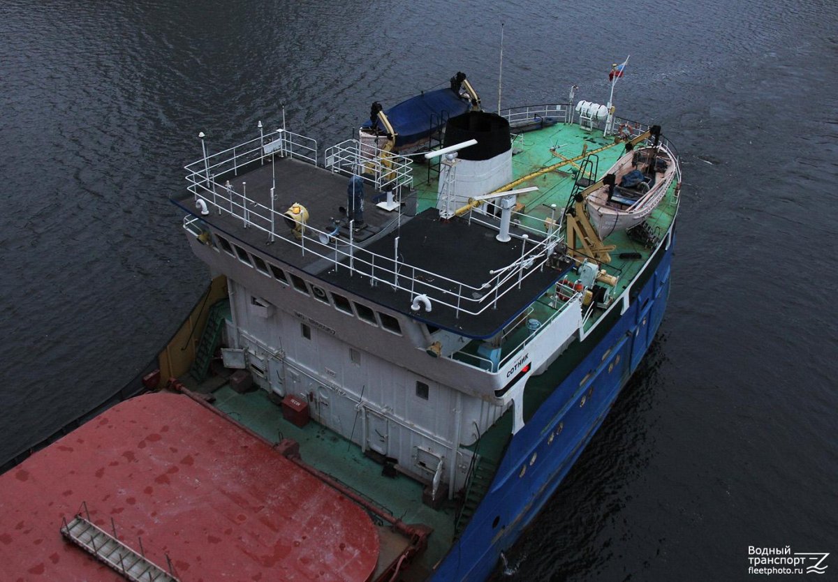 Теплоход Сотник