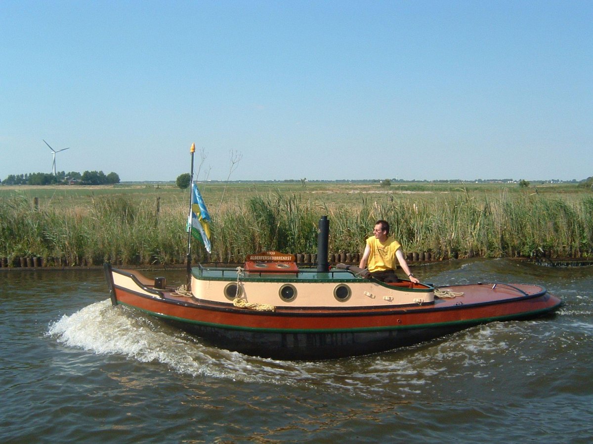 Речной водоизмещающий катер