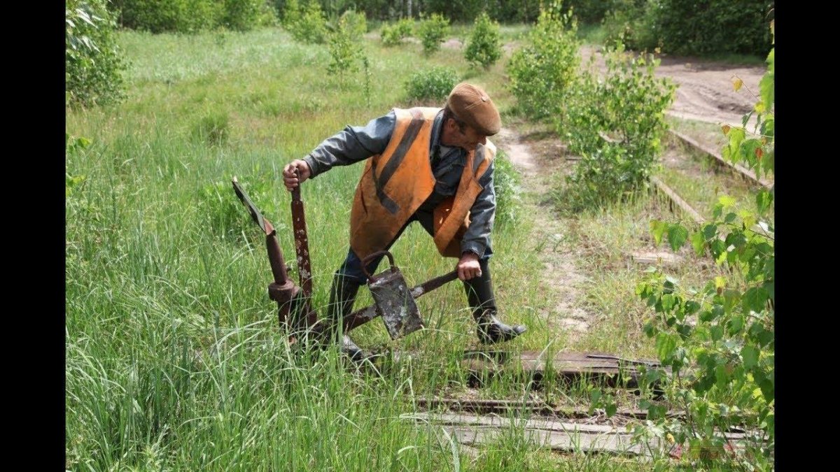 Стрелочница на железной дороге