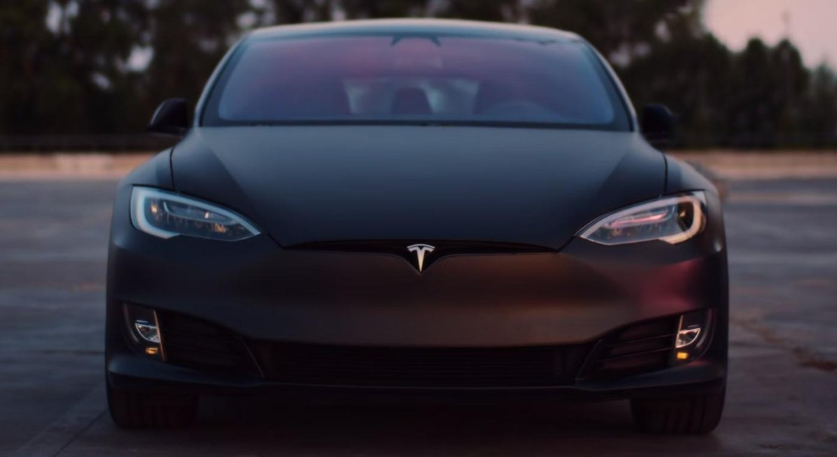 Машина Tesla model s