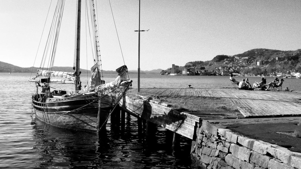 Черная лодка