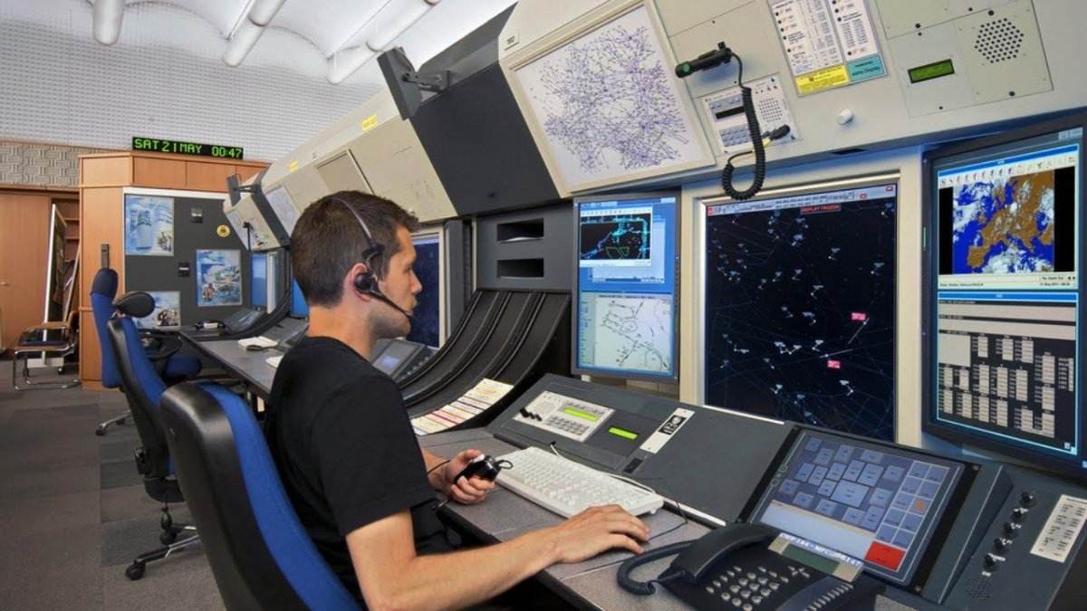 Авиадиспетчер (специалист по аэронавигации)