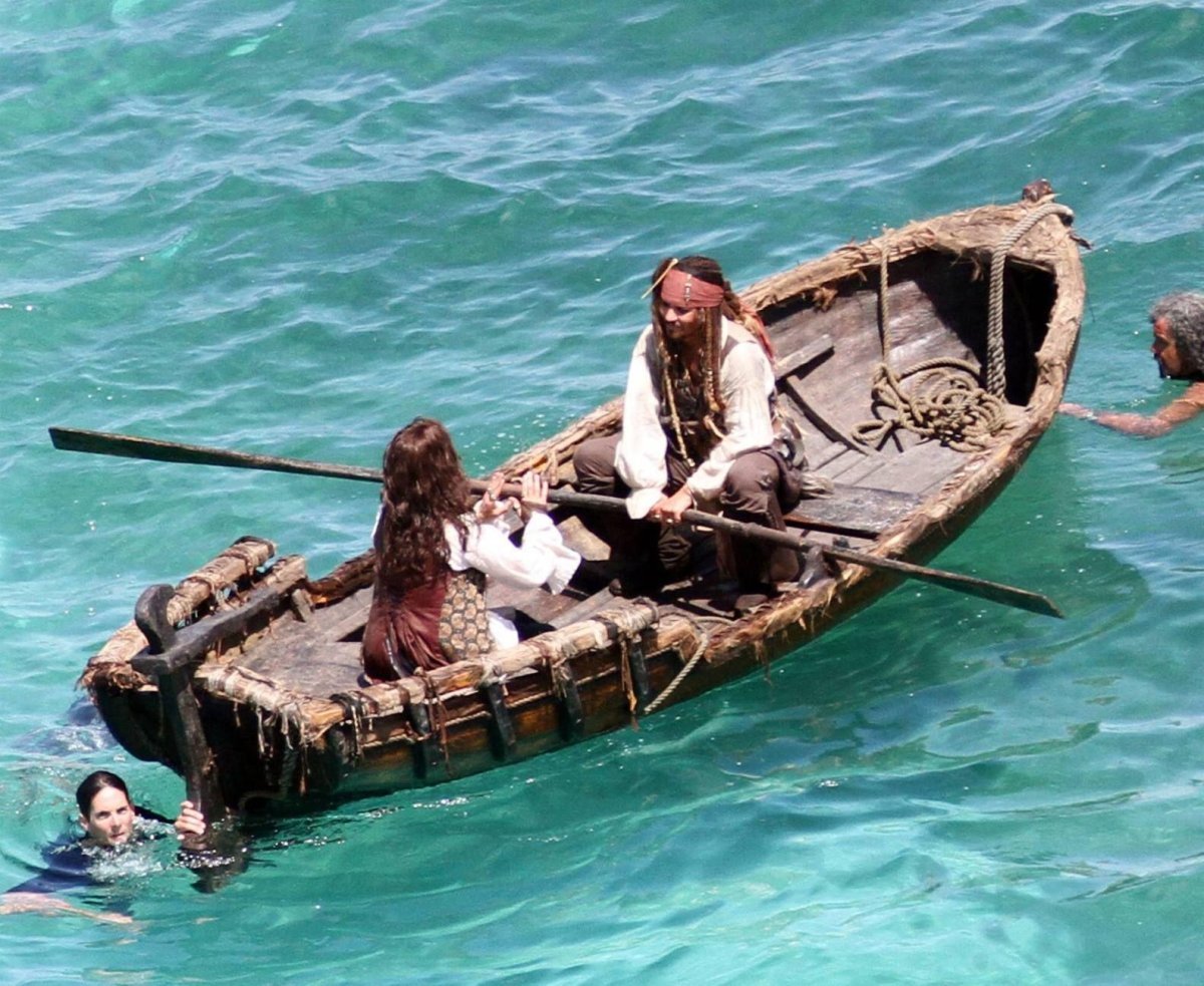 Капитан Джек Воробей плывет