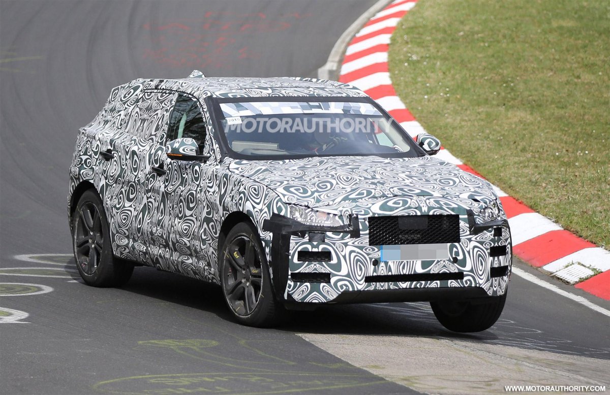 Кроссовер на гоночной трассе