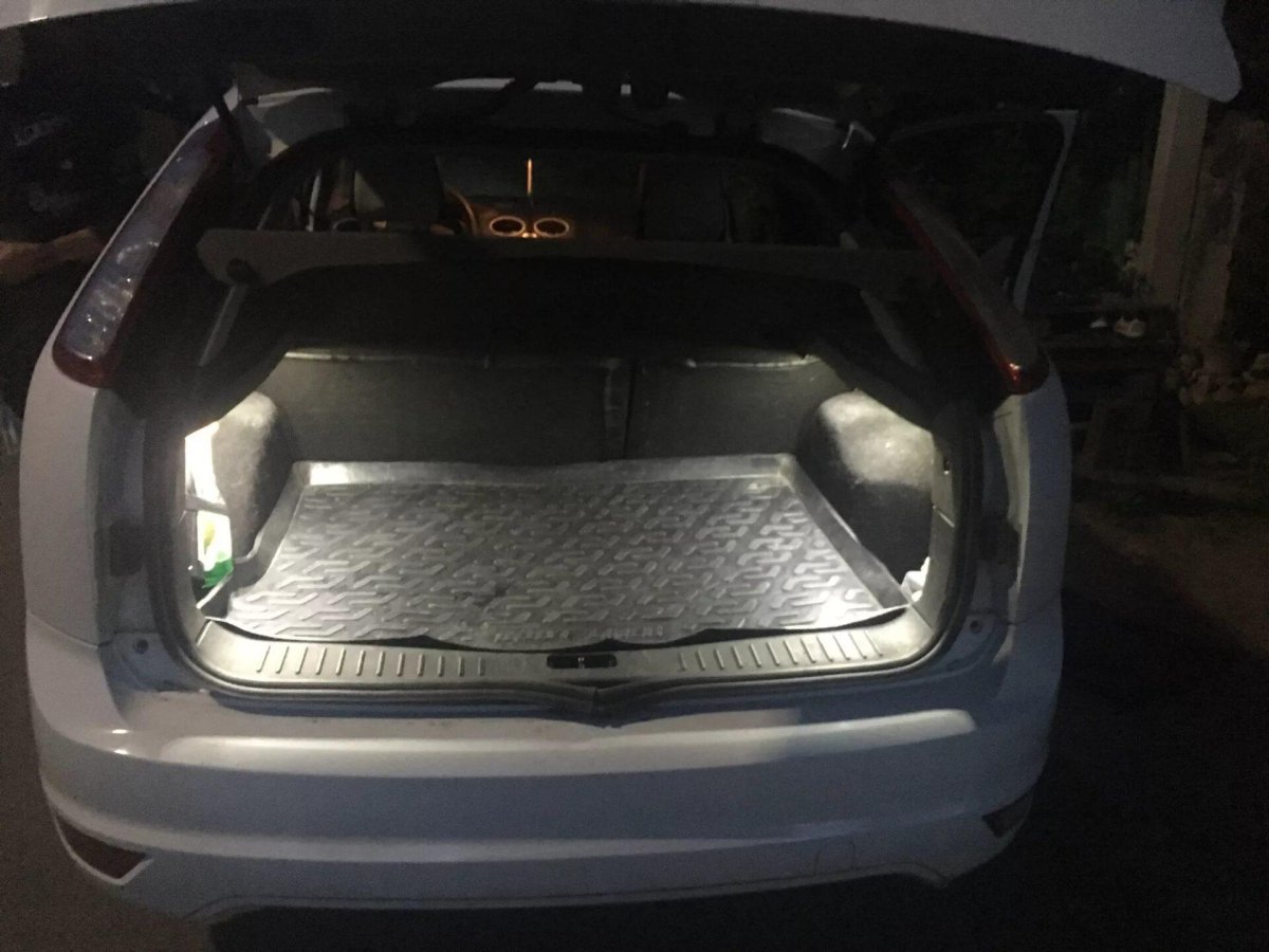 Свет в багажник Форд фокус 2 хэтчбек