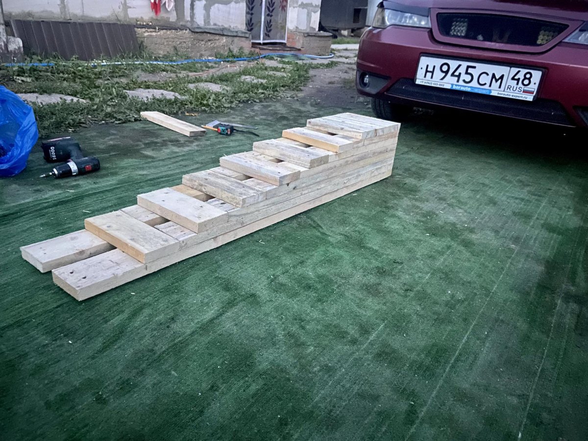 Эстакада из дерева для машины