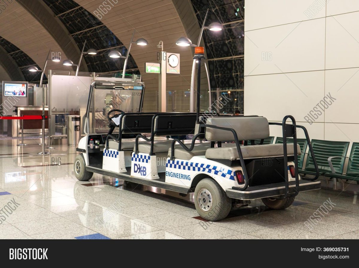 Электромобиль в аэропорту для пассажиров