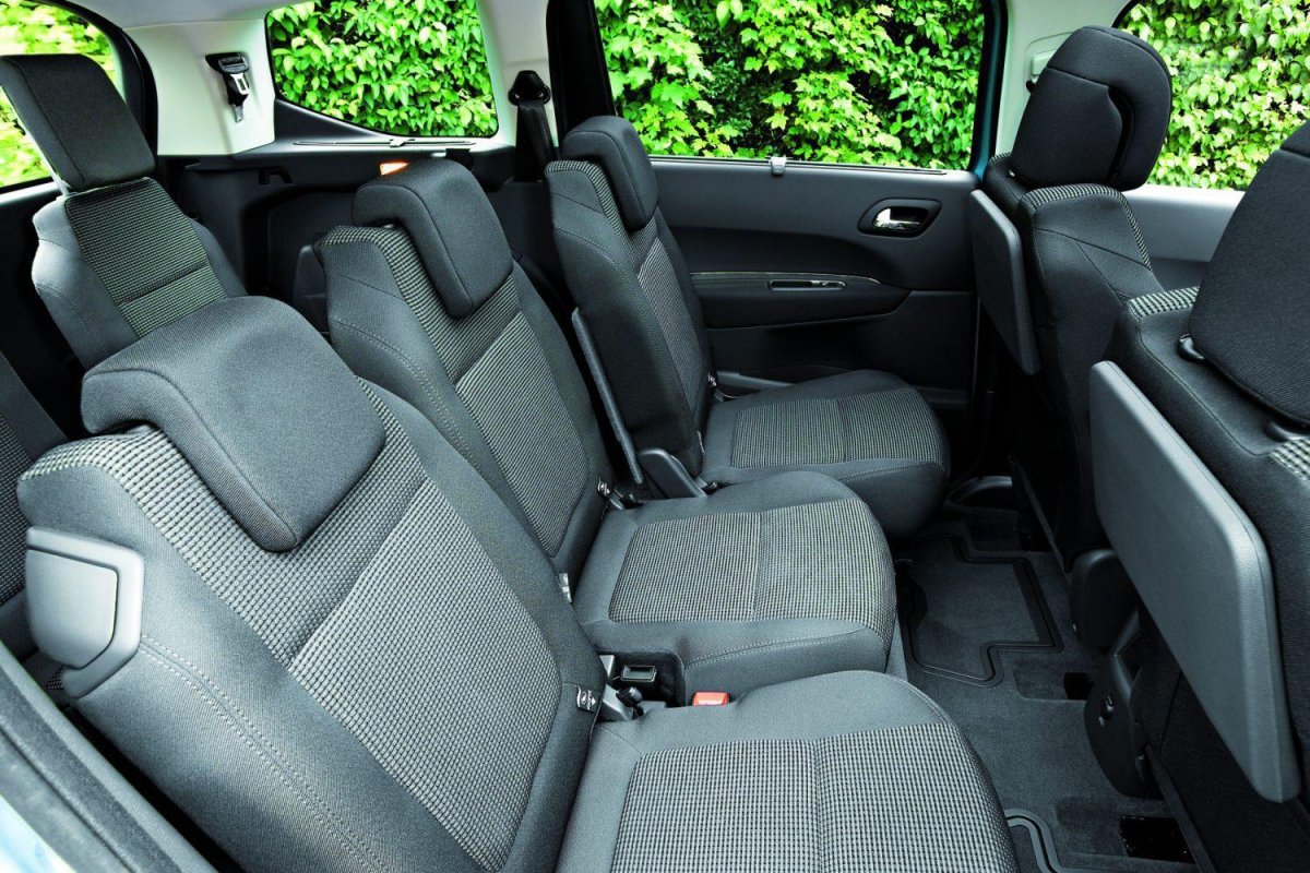 Peugeot 5008 салон