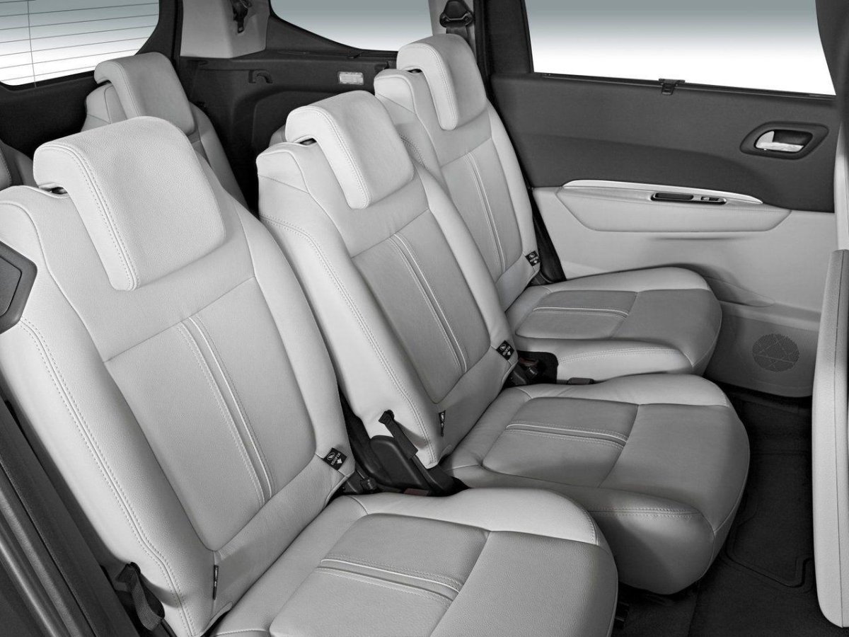 Peugeot 5008 салон