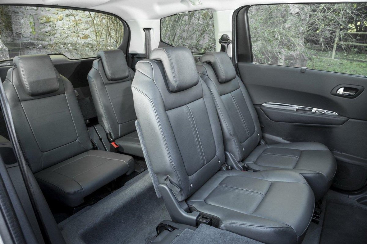 Peugeot 5008 салон