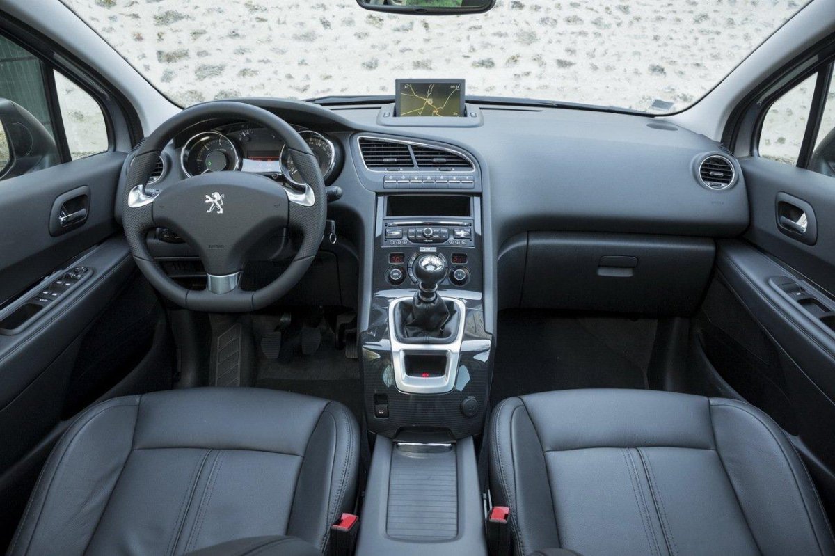 Peugeot 5008 2012 салон