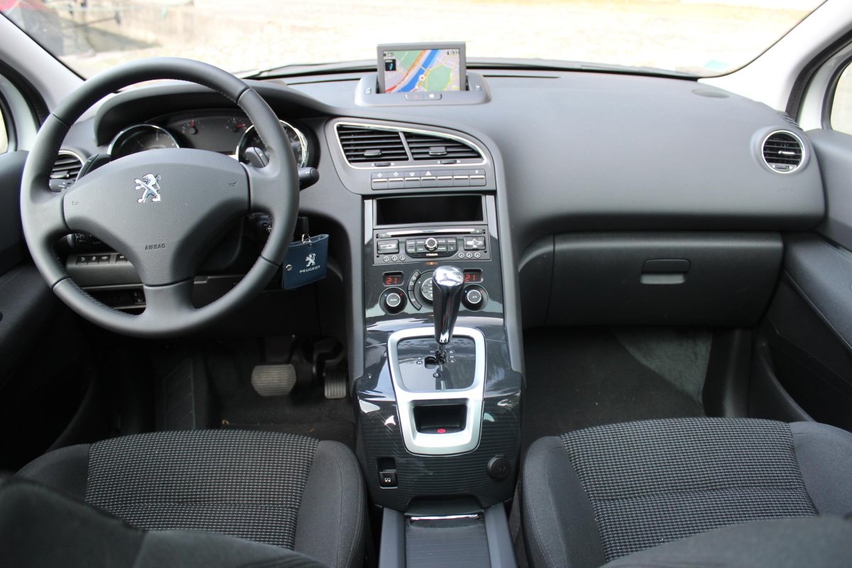 Peugeot 5008 2012 салон