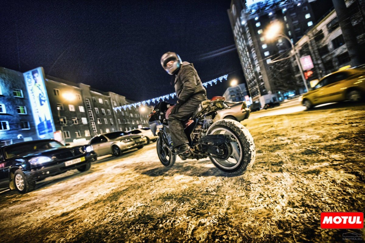 Мотоциклист в городе