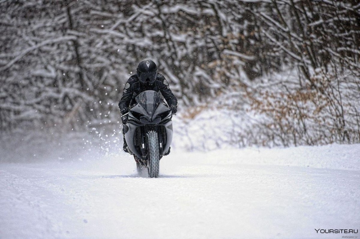 Мотоцикл в снегу