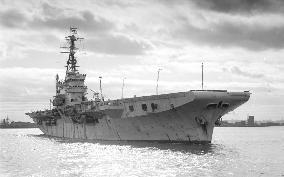 HMS Colossus авианосец