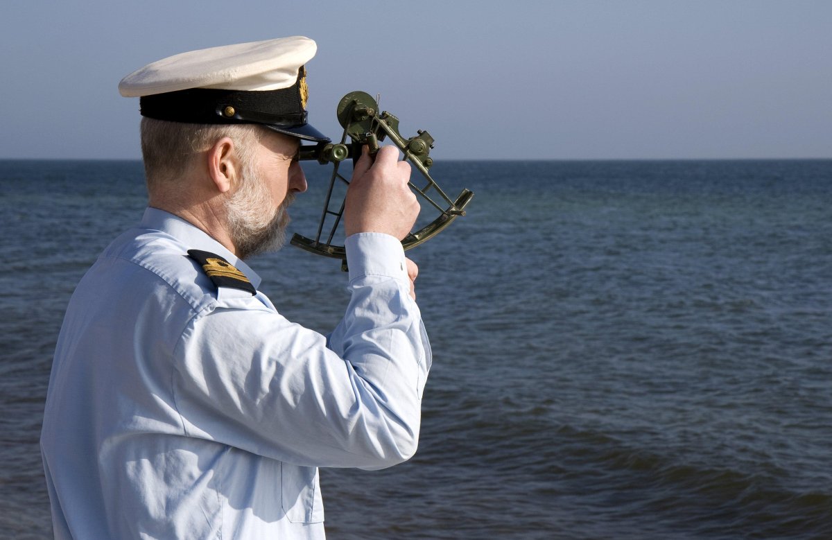 Моряк с секстантом