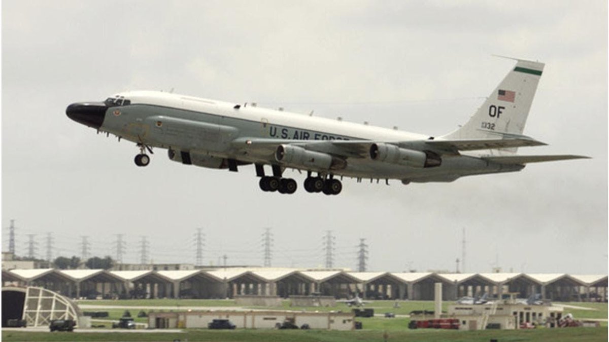 Американский разведчик RC-135w