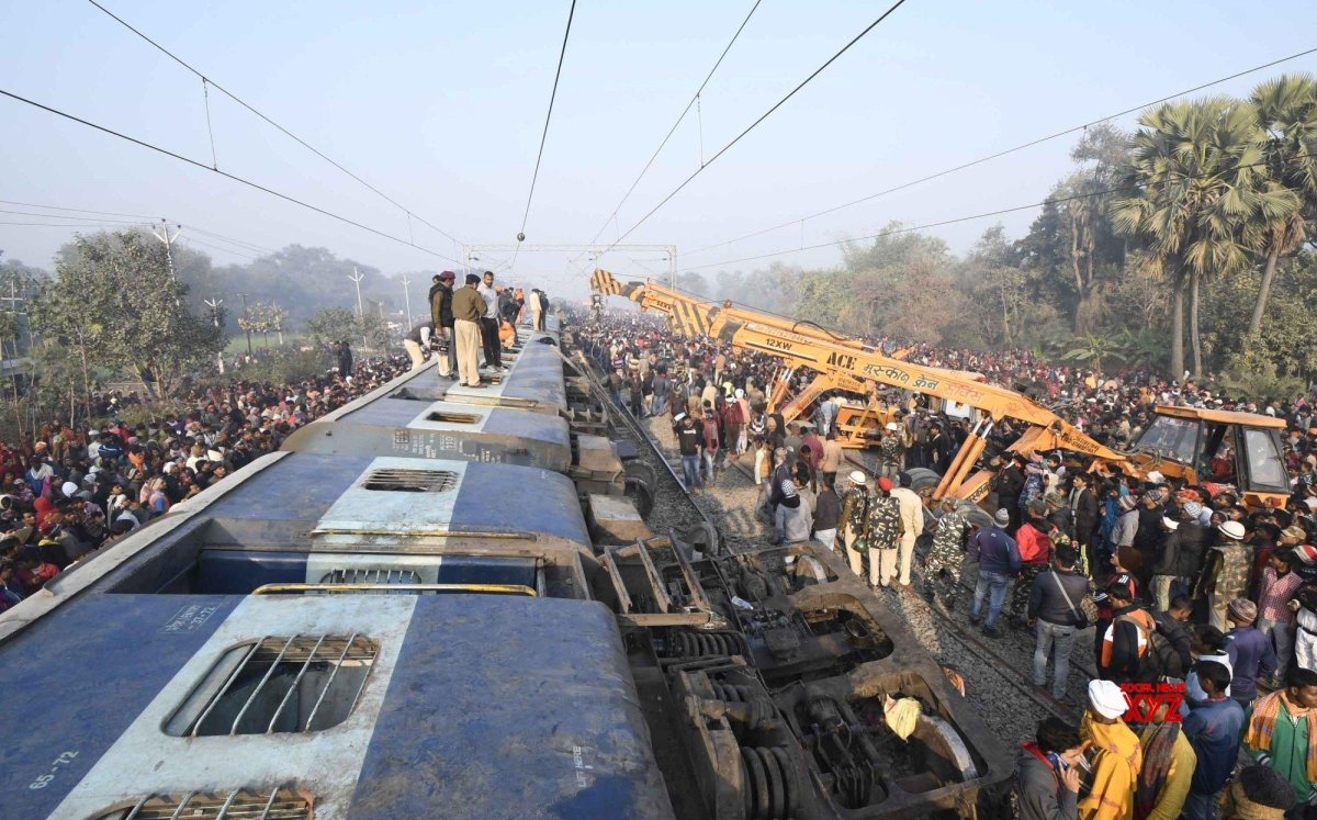 Поезда в Индии с людьми на крыше
