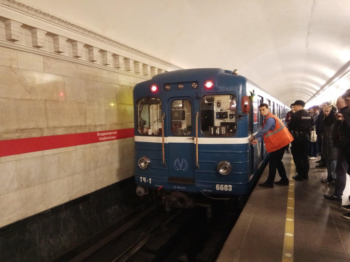 Метропоезд Нева красный