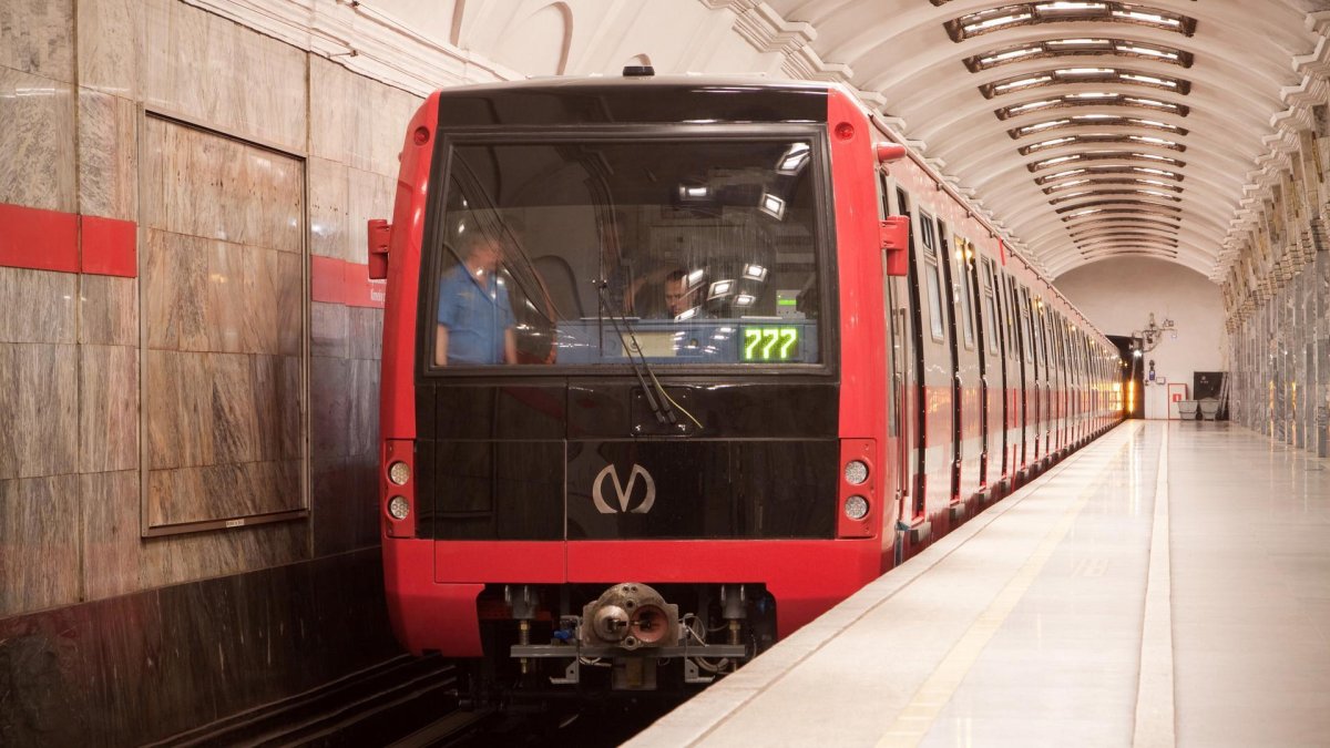 Метропоезд красная стрела Санкт-Петербург