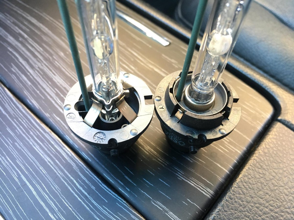 Лампочка ближнего света Toyota Camry 40