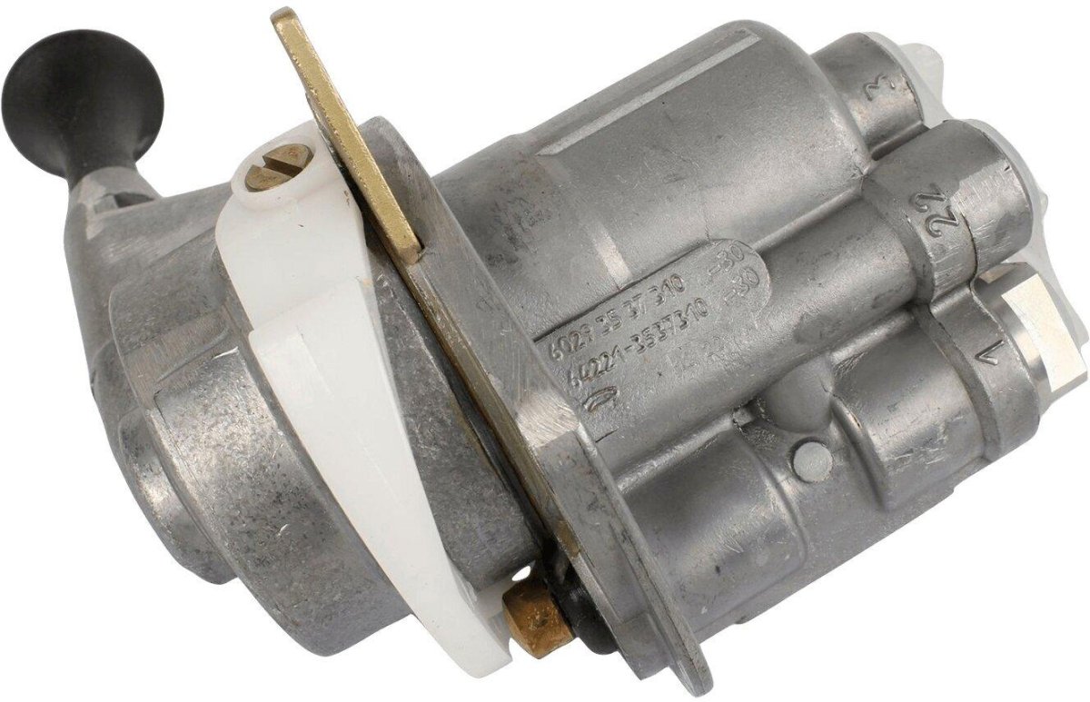 Кран ручного тормоза КАМАЗ 3-Х выводной