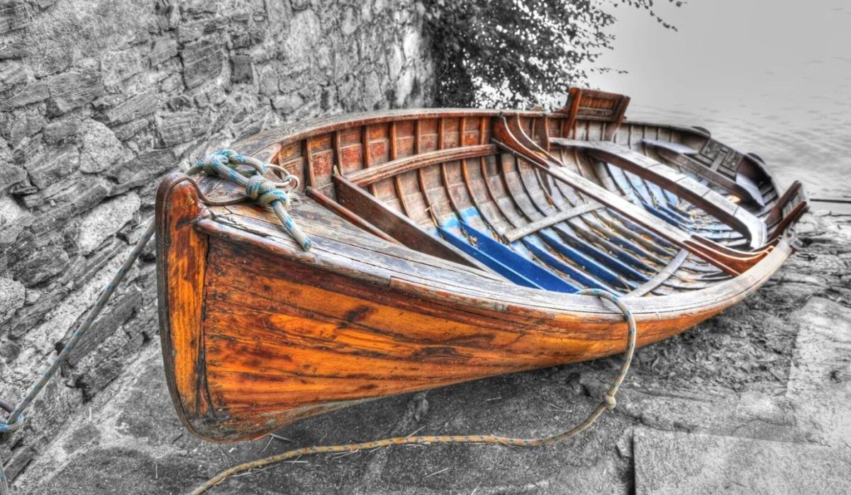 Лодка деревянная