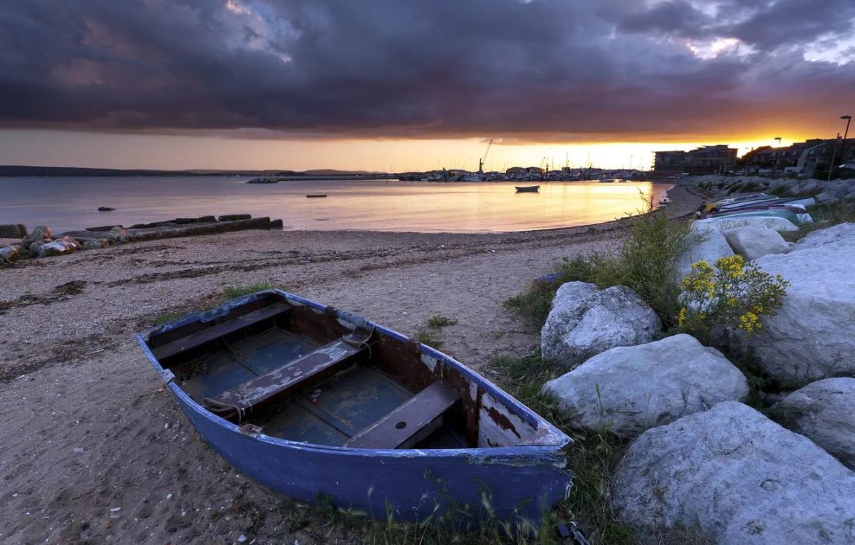 Старая лодка на берегу