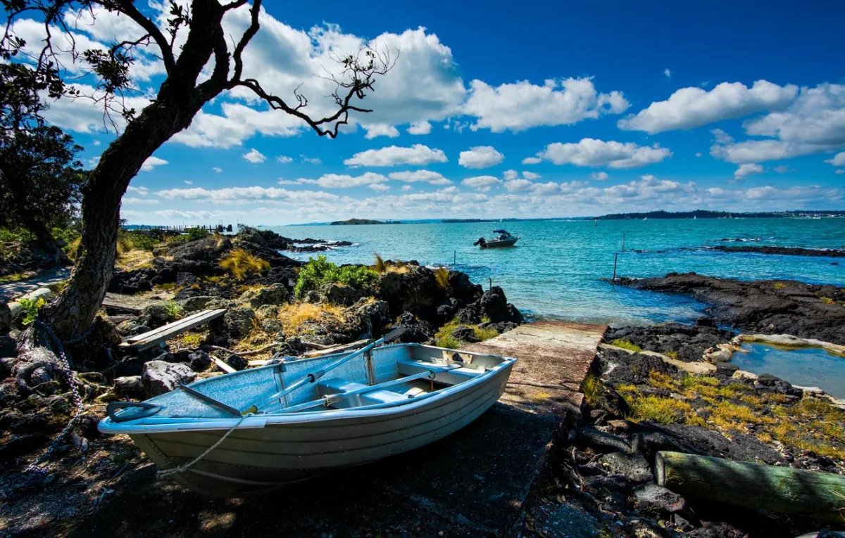 Побережье с лодками