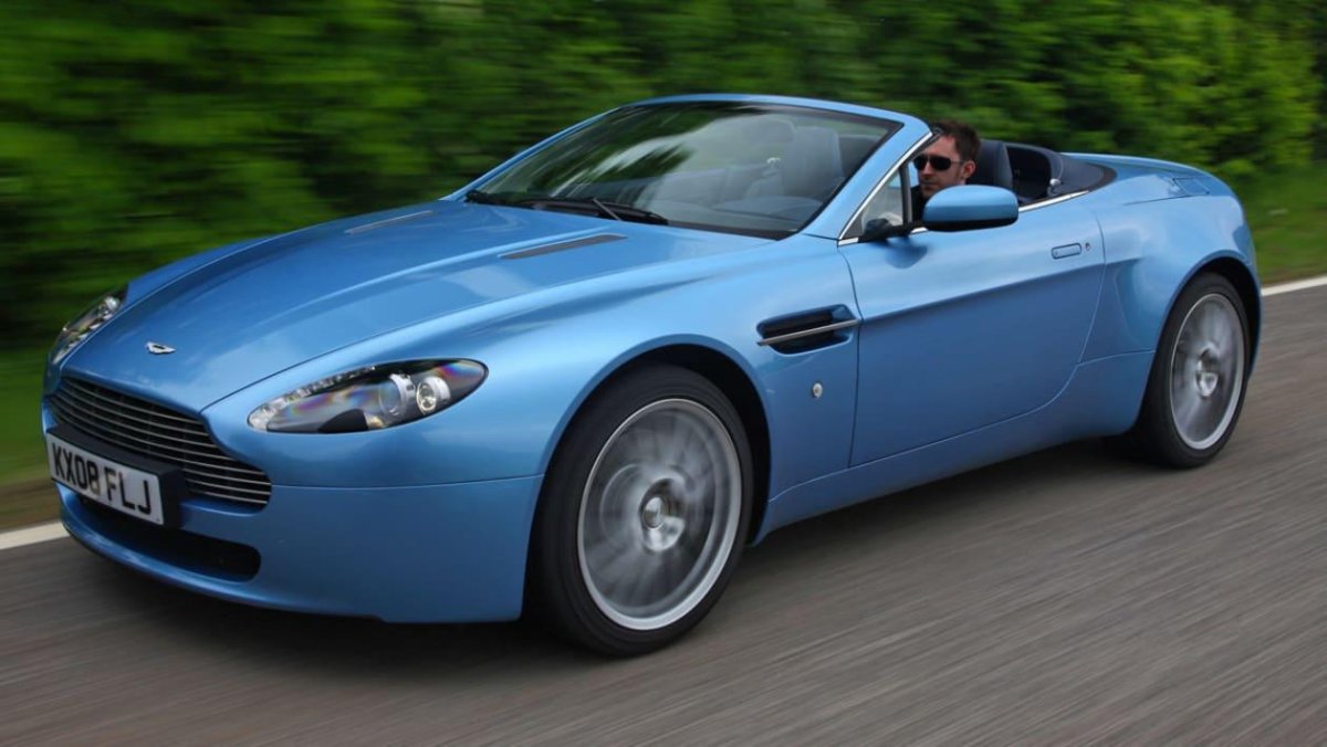 Aston Martin v8 Vantage родстер.
