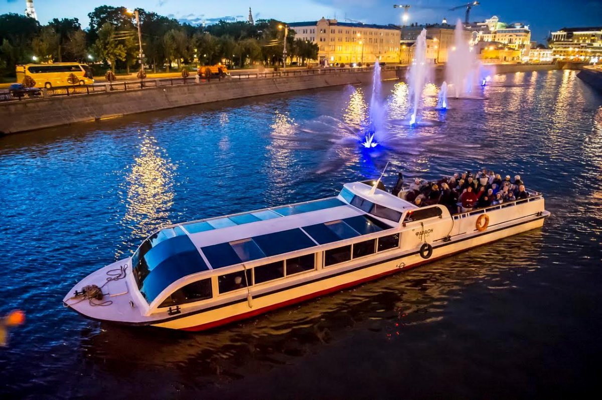 Теплоход фараон в Москве