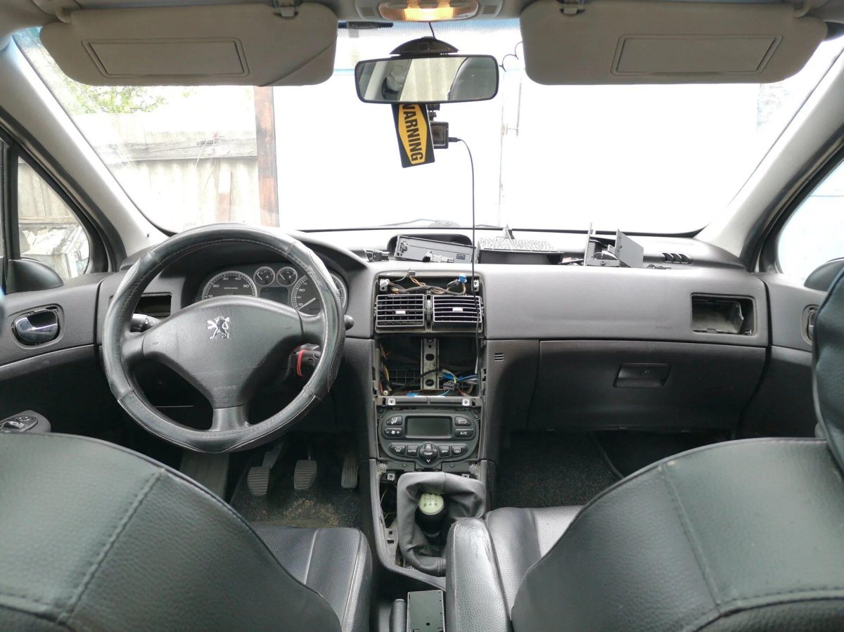 Покраска пластиковых элементов салона Пежо 407 2004 года