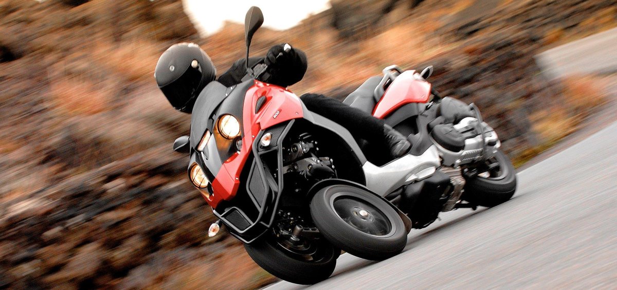 Мотоцикл с двумя колесами впереди